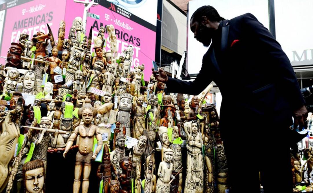 El Servicio de Pesca y Vida Silvestre de Estados Unidos (FWS) trituró en la céntrica plaza de Times Square, en Nueva York, una tonelada de marfil confiscado a traficantes. Foto: EFE