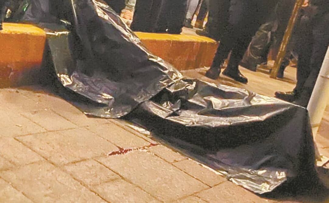 El cuerpo fue cubierto con bolsas negras por los policías. Foto: Especial