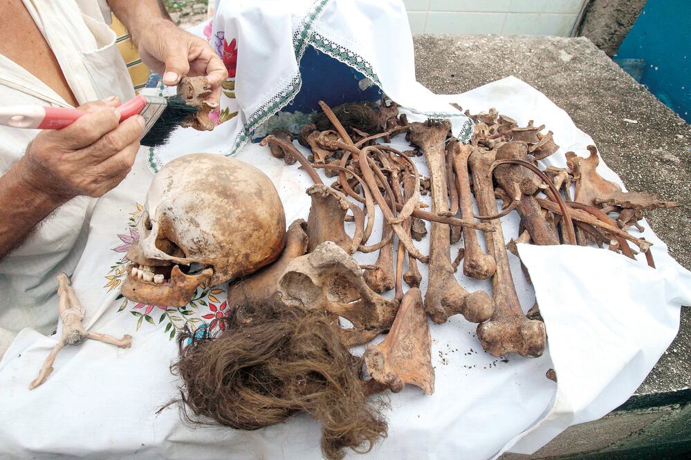 Limpieza de osamenta antes de la Noche de Muertos (ARCHIVO EL UNIVERSAL)