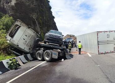 Volcadura de tráiler que transportaba camionetas de alta gama, paraliza autopista Chamapa - Lechería