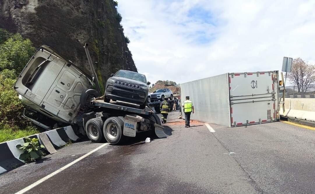 La volcadura de un tráiler que transportaba camionetas de alta gama paralizó la autopista Chamapa-Lechería. Foto: Especial
