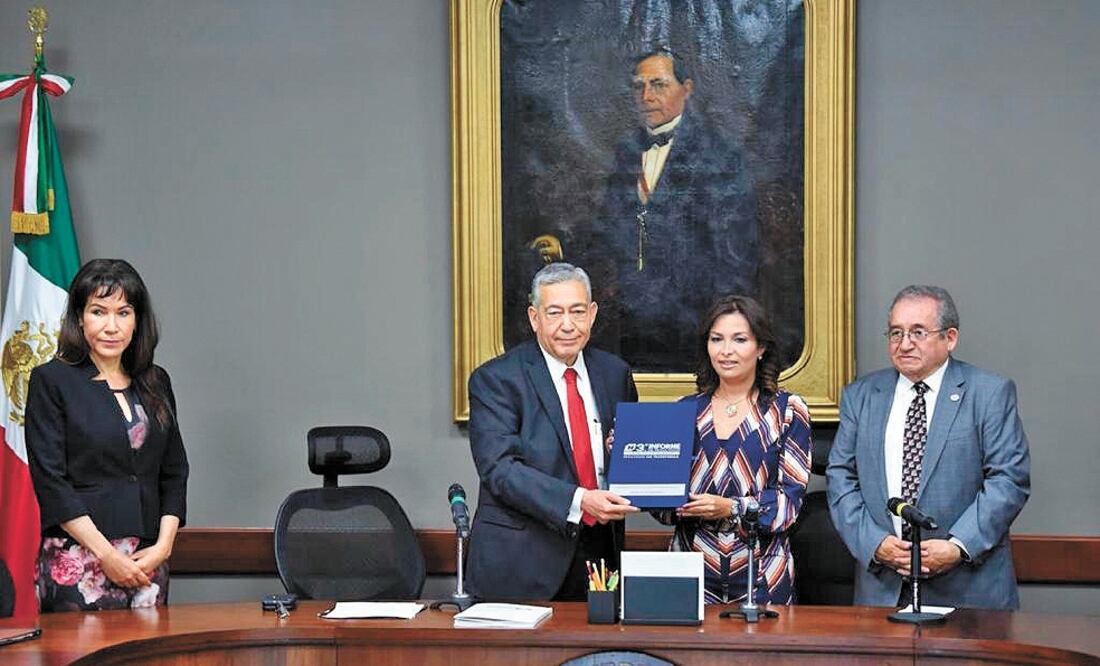 El secretario de Gobierno, Simón Vargas, hizo la entrega del Tercer Informe de Actividades al Congreso local, en lugar del gobernador Omar Fayad, para evitar que se realizara un evento con grandes costos al erario, dijo. Foto: ESPECIAL