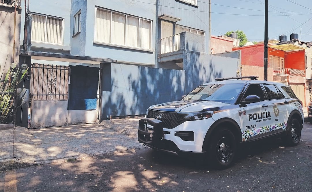 Una patrulla de la Secretaría de Seguridad Ciudadana resguardó ayer la vivienda en Azcapotzalco donde se registraron los asesinatos. Foto: Fabián Evaristo/ EL UNIVERSAL