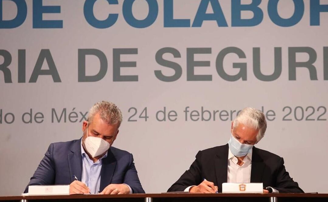 Foto: Especial/ Ambos gobernadores de Michoacán y Edomex, respectivamente, en la firma del convenio