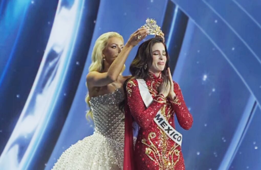 Fátima Bosch mientras recibía el título de Miss Universo 2025.
Foto: Instagram, vía @fatimaboschfdz