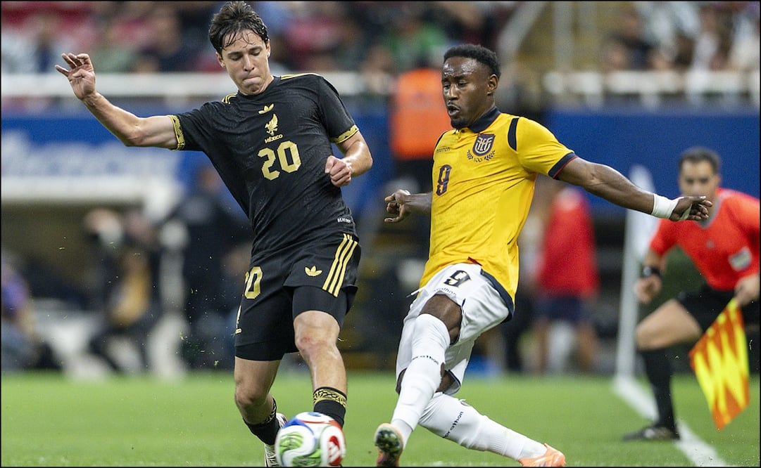 Mateo Chávez disputa el balón con un jugador ecuatoriano durante el amistoso entre ambas selecciones en 2025. FOTO: Imago7