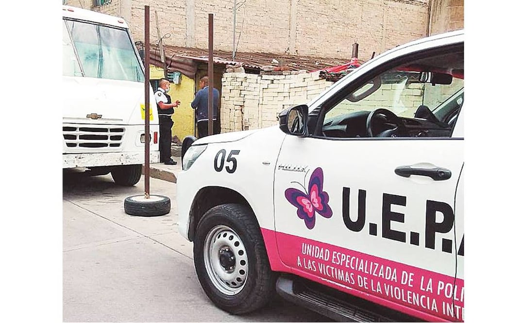 Elementos del DIF y de la policía municipal apoyan a los familiares del pequeño Dylan durante todo el día. Foto: Especial