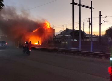Doble accidente en Cuautitlán: Tren arrolla camión cisterna durante incendio