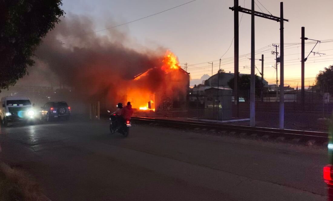 Un camión cisterna que llevaba agua para combatir un incendio fue arrollado por un tren en la vieja estación de ferrocarril en Cuautitlán. (30/01/2025) Foto Especial
