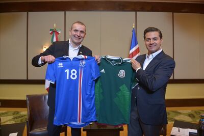Enrique Peña Nieto y presidente de Islandia intercambian playeras
