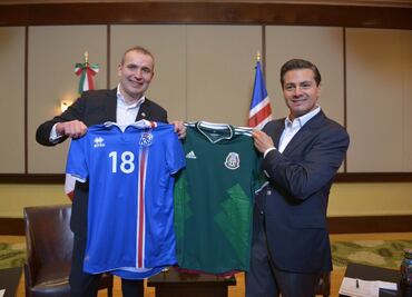 Enrique Peña Nieto y presidente de Islandia intercambian playeras