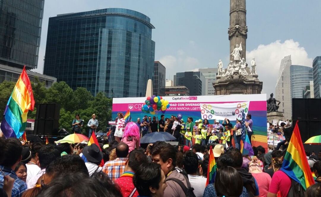 Los asistentes a la edición 38 de la Marcha Lésbico, Gay, Bisexual, Transexual, Travesti, Transgénero e Intersexual (LGBTTTI) 2016 se concentran en el Ángel de la Independencia para desfilar hacia el Zócalo capitalino. Foto Eduardo Hernández