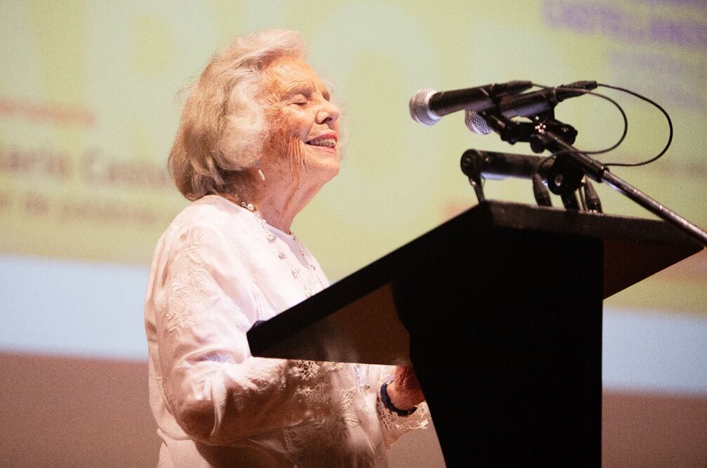 Elena Poniatowska en el conservatorio "Mujer de palabras y miradas", en el Palacio de Bellas Artes.
Fotos: EL UNIVERSAL / Darío Luna