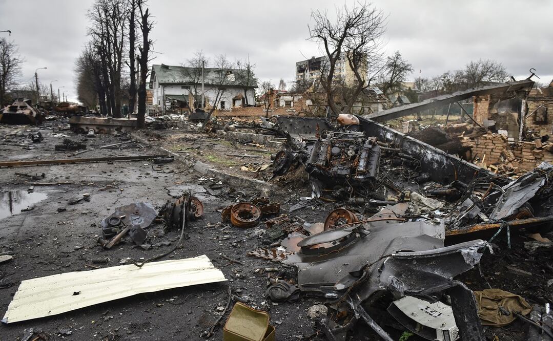 Vista general de una calle con maquinaria militar rusa destruida en las áreas recapturadas por el ejército ucraniano en la ciudad de Kiev. Foto: EFE