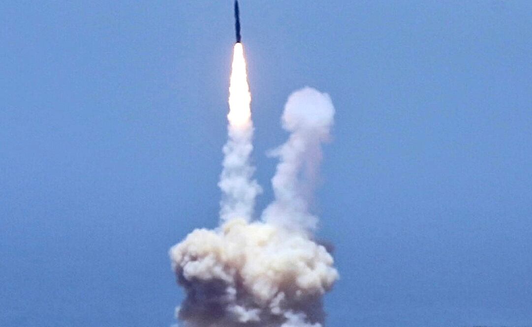 Un cohete diseñado para interceptar misiles balísticos intercontinentales es lanzado de la Base Vandenberg de la Fuerza Aérea en California (Foto: AP)