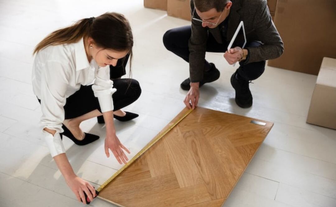 Aplicando la experiencia en la instalación de pisos flotantes. Fuente: Freepik.
