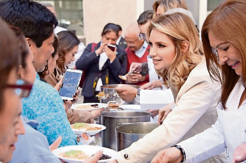 Angélica Rivera de Peña visitó ayer a los pacientes que están en el Instituto Nacional de Perinatología y del Hospital Juárez de México (NOTIMEX)