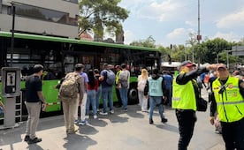 Filas interminables en Pino Suárez por obras de rehabilitación de Línea 2 del Metro; usuarios esperan hasta 20 minutos para subir al RTP