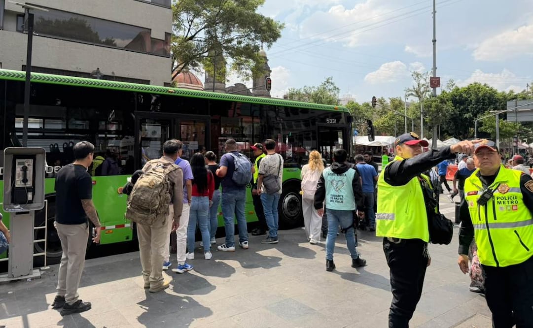 Cientos de usuarios del Metro enfrentan largas filas y tiempos de espera de hasta 20 minutos en la Plaza Pino Suárez para abordar las unidades de RTP. Foto: Leonardo Lugo / EL UNIVERSAL
