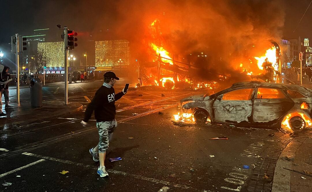 El apuñalamiento de cuatro personas este jueves en Dublín, tres de ellas menores, ha provocado disturbios en la ciudad. Foto: AFP