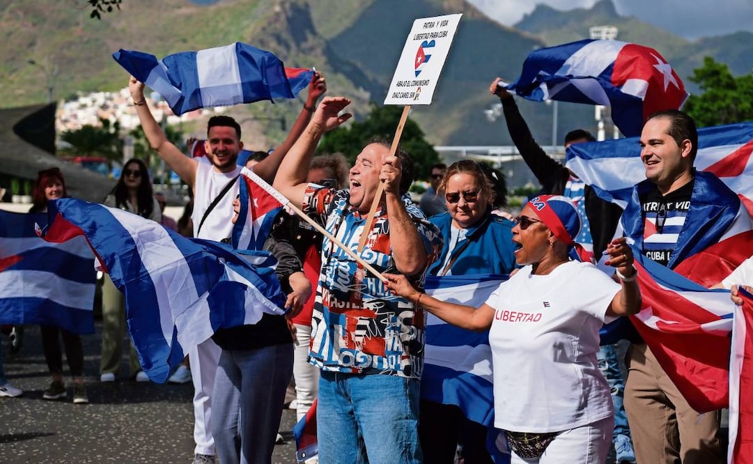 Miembros de la comunidad cubana en Tenerife, España, durante una protesta contra el gobierno de la isla caribeña. Foto: Alberto Valdés / EFE