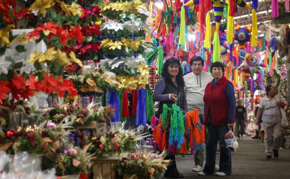 Venta de piñatas y productos para rellenarlas en el mercado de Jamaica. Foto: Luis Camacho | El Universal