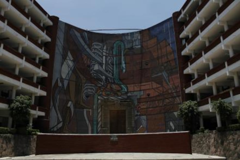 La torre del logo del metro Normal que un temblor fracturó