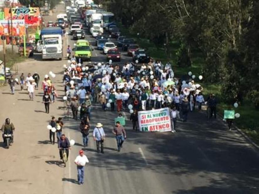 Simpatizantes del NAIM marchan en Atenco