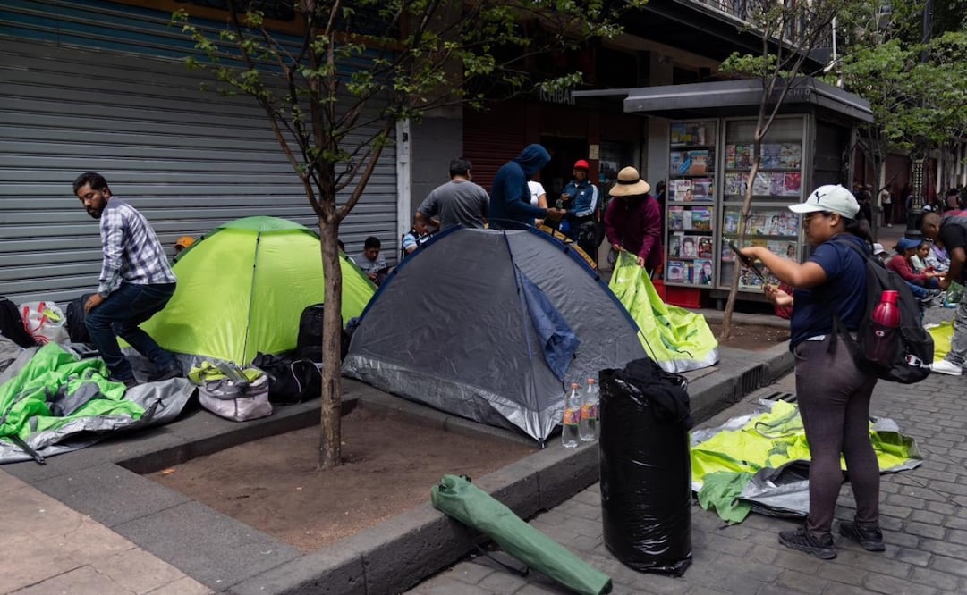 Maestros de la CNTE comienzan a instalar tiendas de campaña sobre la calle 5 de Mayo. Foto: Hugo Salvador / EL UNIVERSAL