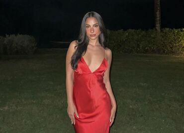 María Chacón sorprende en la playa con hermoso maxivestido blanco