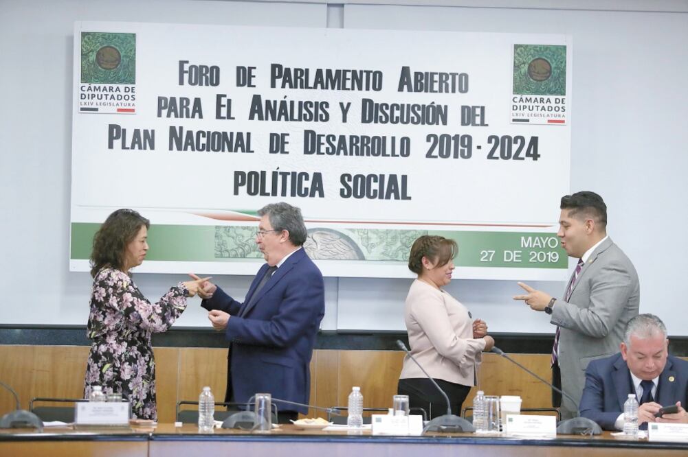 Diputadas, funcionarios, académicos, expertos e invitados juegan piedra, papel o tijera como parte de una actividad de activación física en el Foro de Parlamento Abierto para el Análisis y Discusión del Plan Nacional de Desarrollo / IVÁN STEPHENS. EL UNIV