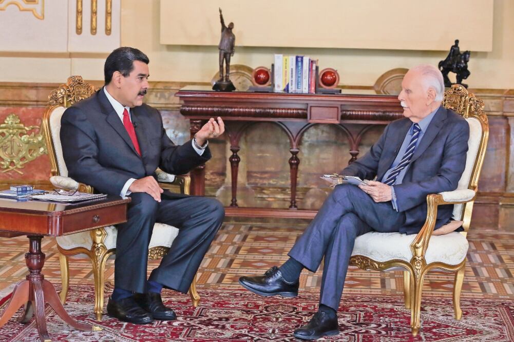 El presidente venezolano, Nicolás Maduro dio una entrevista al periodista José Vicente Rangel, del canal local Televen, en el Palacio de Miraflores (XINHUA)