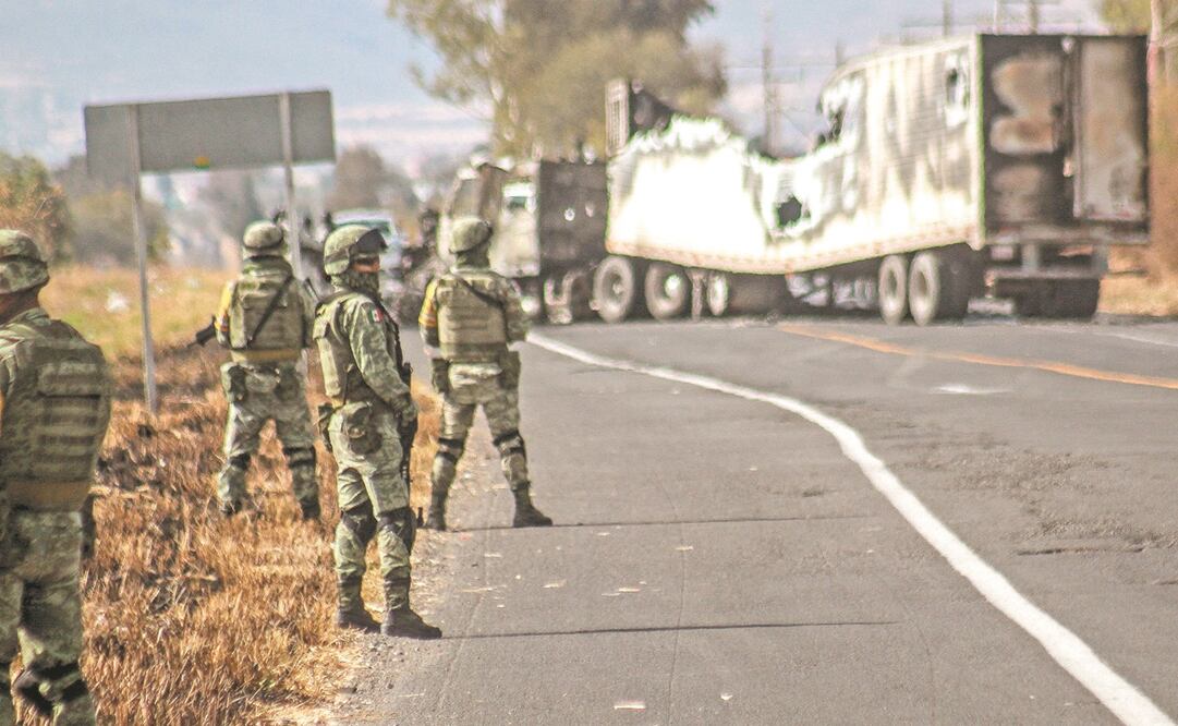 Hombres armados quemaron un tráiler que atravesaron en la carretera Celaya-Juventino Rosas. Foto: EFE