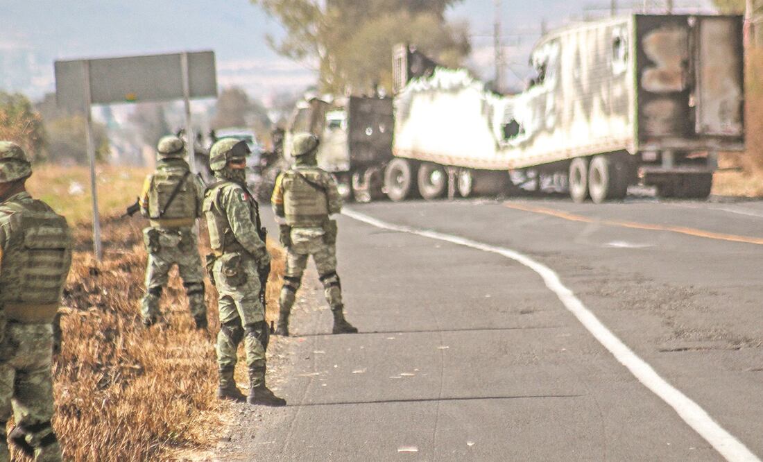 Hombres armados quemaron un tráiler que atravesaron en la carretera Celaya-Juventino Rosas. Foto: EFE