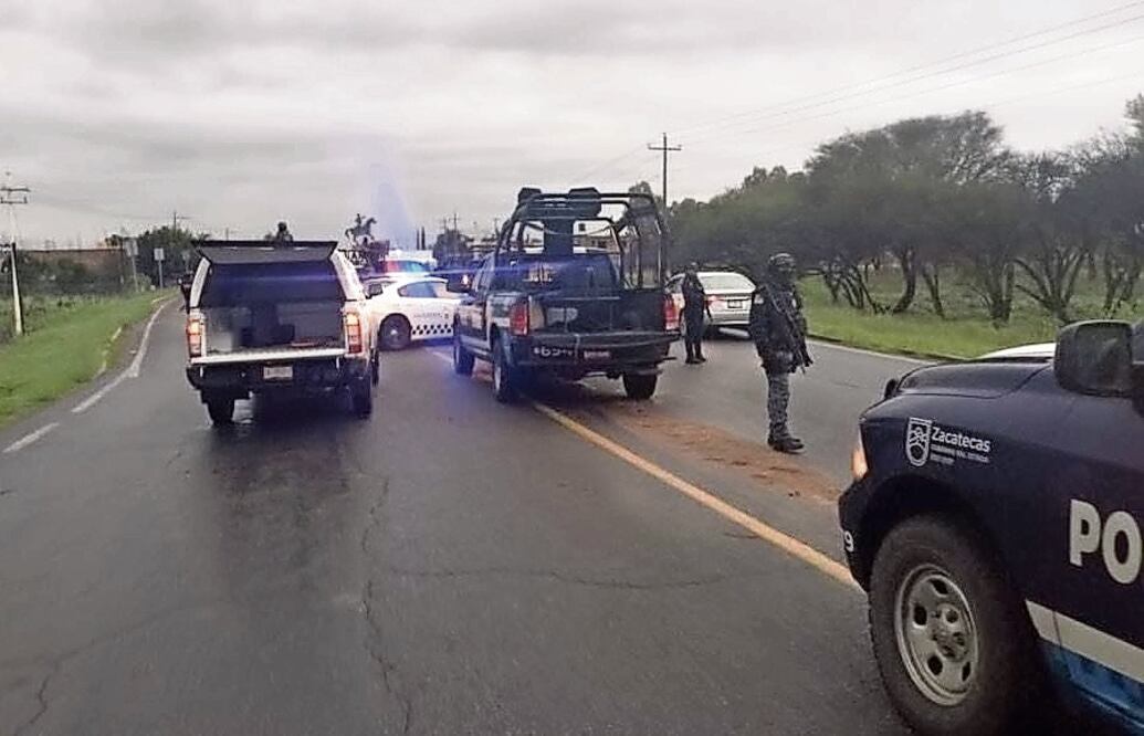 Elementos del Ejército y la Guardia Nacional resguardan un tramo de la carretera federal donde fueron encontrados cinco cuerpos. Foto Especial