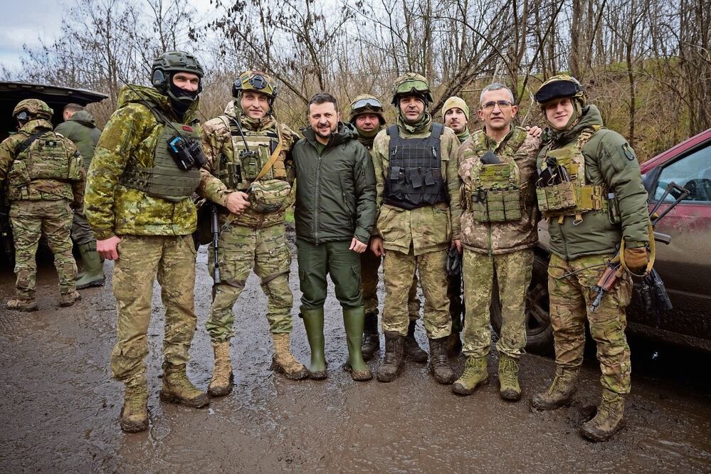 El presidente Volodimir Zelensky (cen.), con militares durante su visita a la región de Zaporiyia, en medio de la invasión rusa a Ucrania. Foto: AFP