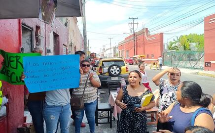 Alumnos y padres de familia cierran calles por escuela sin luz en Mérida, Yucatán