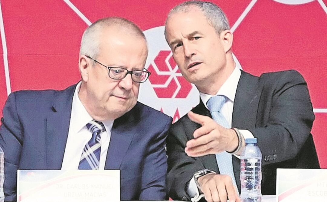 Trabajo. Carlos Urzúa, secretario de Hacienda, y Manuel Escobedo, presidente de la AMIS, ayer al inaugurar la convención. Foto: IVÁN STEPHENS. EL UNIVERSAL