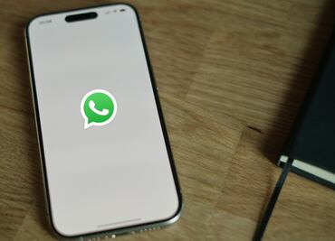 Cómo evitar que WhatsApp pause los audios al acercarte al celular