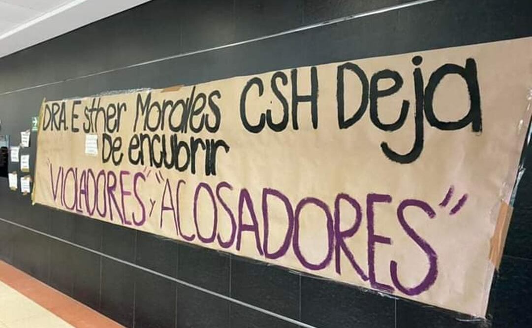 En jornada de protesta por abuso sexual de una alumna en la UAM Cuajimalpa, estudiantes cuelgan pancarta en la exigencia de justicia / Foto: Twitter @motofranki