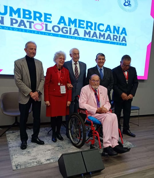 El doctor Fernando Guisa recibió el Premio al Mérito Comego durante la Cumbre Americana de Patología Mamaria 2026. Foto: Especial