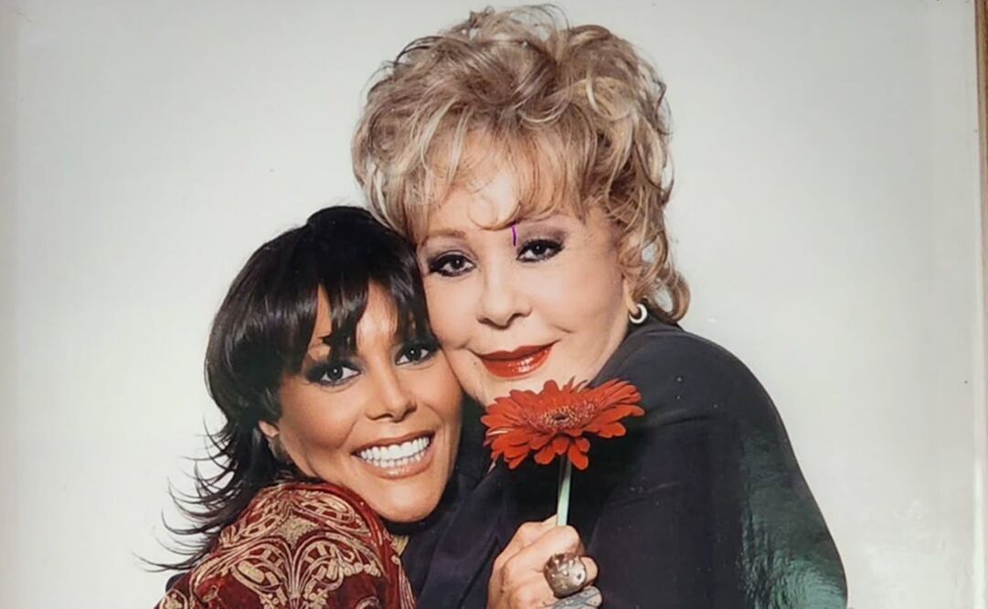 Alejandra Guzmán recordó a su madre Silvia Pinal con una flor sobre el escenario.