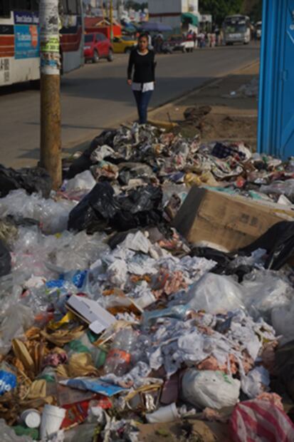 Paro de labores de sindicato de limpia llena de basura calles de Oaxaca