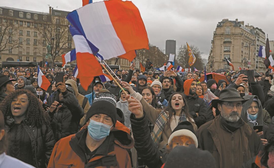 Franceses, contrarios al pase de vacunación en París. La nación superó el listón de los 300 mil nuevos infectados de Covid. Foto: Adrienne Surprenant/ AP