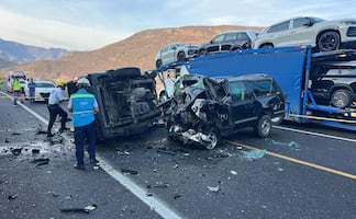 Chocan dos camionetas sobre la Autopista Siglo XXI; hay siete personas muertas  