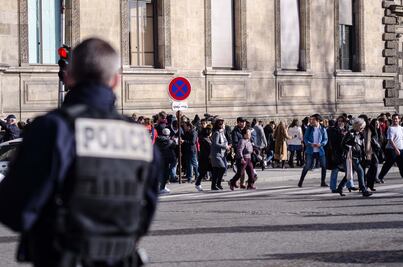 Museo del Louvre reabre con fuerte operativo de seguridad tras atentado
