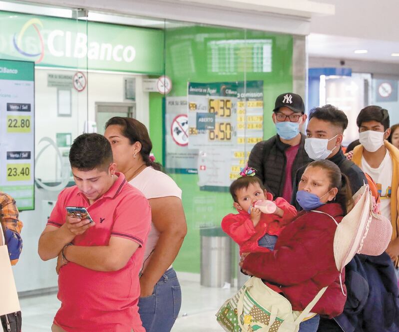 Durante algunos recorridos se notó mayor presencia de gente en sucursales para realizar operaciones; los bancos recomiendan usar apps. Foto: DIEGO SIMÓN. EL UNIVERSAL