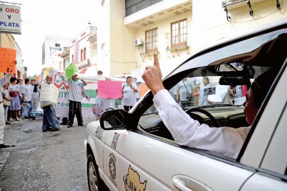 El Congreso estatal fue sitiado por trabajadores por lo que diputados se trasladaron a una sede alterna. La México-Acapulco también fue bloqueada (CIUDADANOS MX)