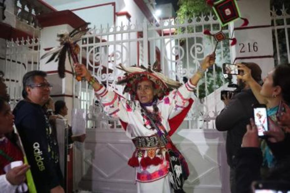 Seguidores de AMLO rezan en su casa de transición para "que sea un buen gobernante"