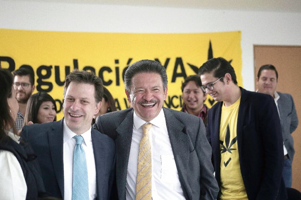 Fernando Belaunzarán, candidato a la presidencia del PRD e impulsor de la legalización de la mariguana acompaña al actual líder, Carlos Navarrete, en la rueda de prensa para informar sobre la propuesta de Juventudes de Izquierda (ALEJANDRA LEYVA)